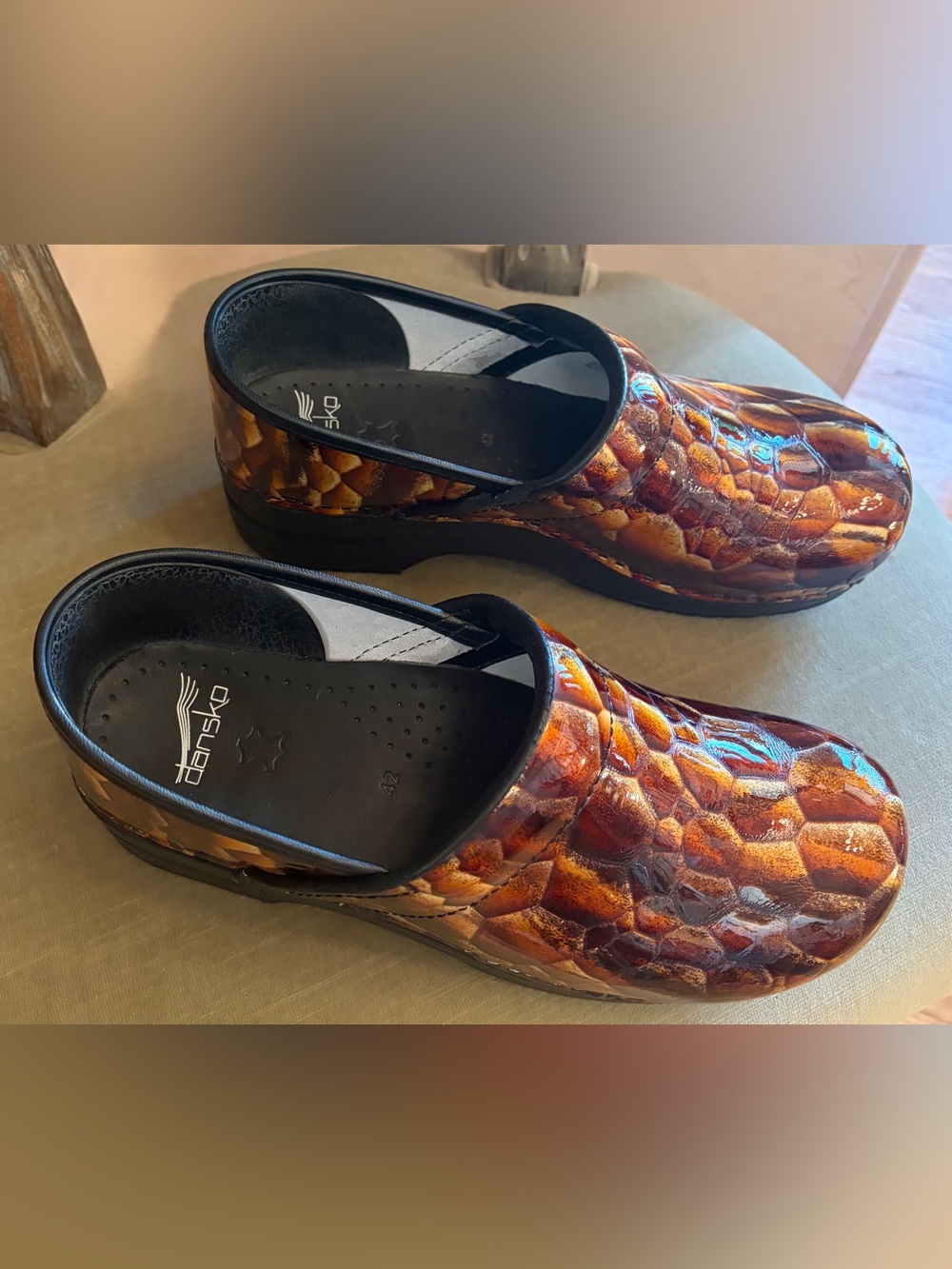 Dansko $160 NEW PROFESSIONAL CLOGS PATENT LEATHER TIGERS EYE 11.5/12 Flaw